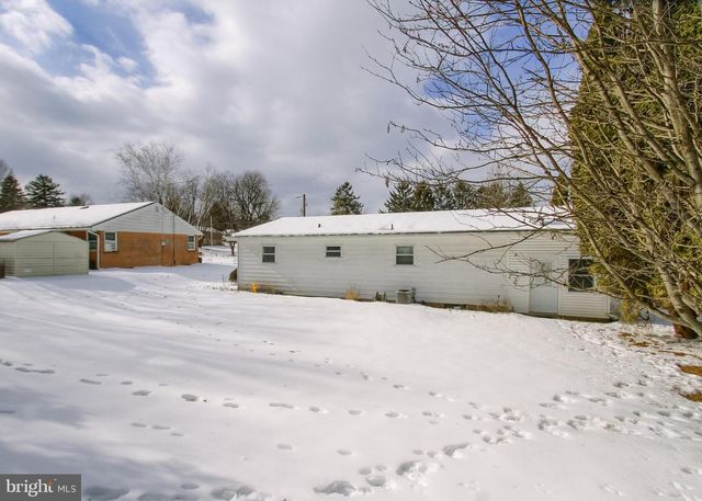 1075 PRINCESS DR, Harrisburg, PA 17113