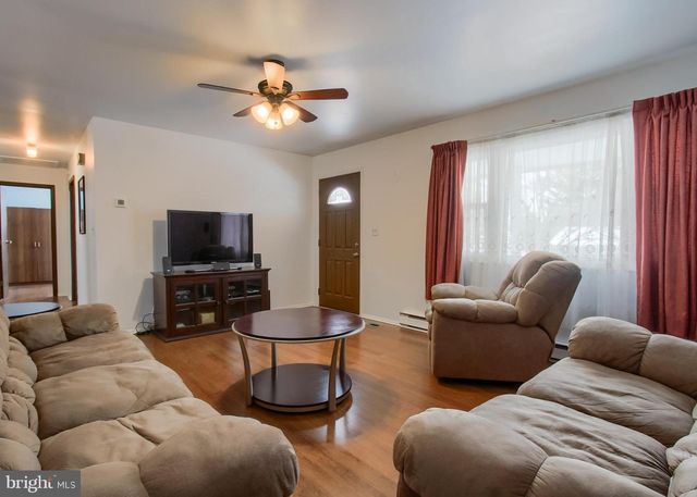 1075 PRINCESS DR, Harrisburg, PA 17113