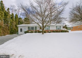 1075 PRINCESS DR, Harrisburg, PA 17113