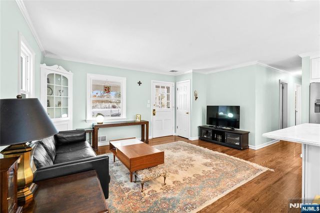 23 Lindy Place, Old Tappan, NJ 07675