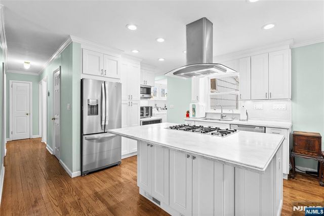 23 Lindy Place, Old Tappan, NJ 07675