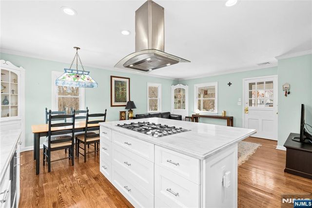 23 Lindy Place, Old Tappan, NJ 07675