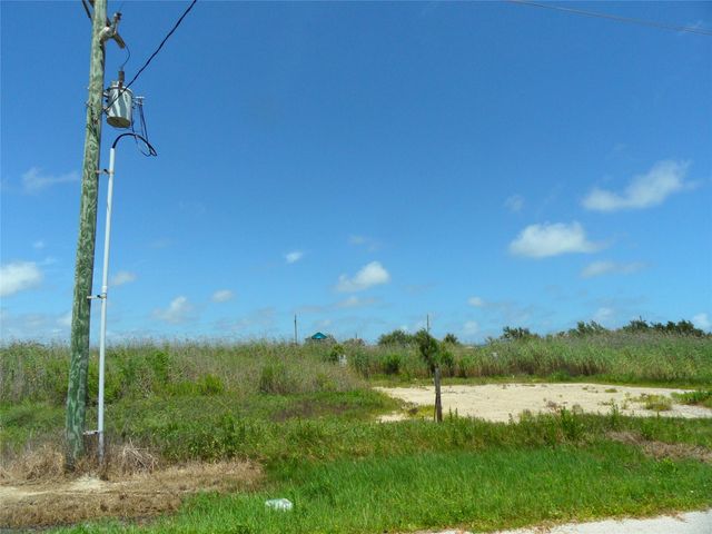1060 Beach Front Drive, Gilchrist, TX 77617