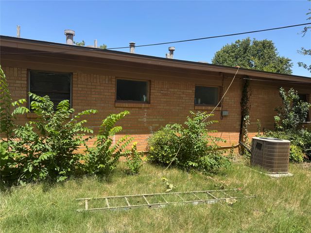 2204 Cloverdale Street, Arlington, TX 76010
