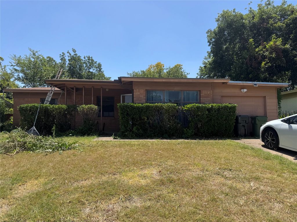 2204 Cloverdale Street, Arlington, TX 76010