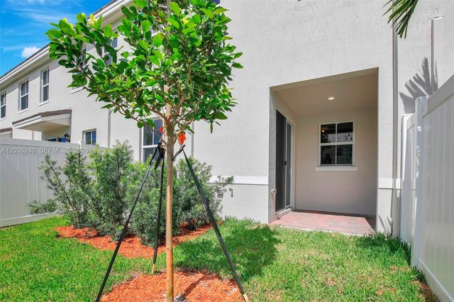 129 SW 171st Way, Pembroke Pines, FL 33027