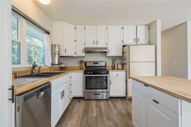 109 Sand Ln NW, Cedar Rapids, IA 52405