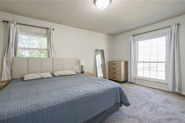 109 Sand Ln NW, Cedar Rapids, IA 52405