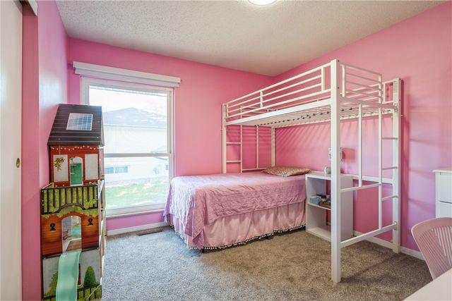 109 Sand Ln NW, Cedar Rapids, IA 52405