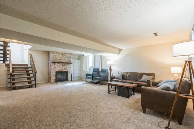 109 Sand Ln NW, Cedar Rapids, IA 52405
