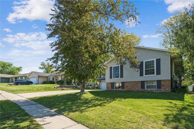 109 Sand Ln NW, Cedar Rapids, IA 52405
