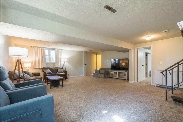 109 Sand Ln NW, Cedar Rapids, IA 52405