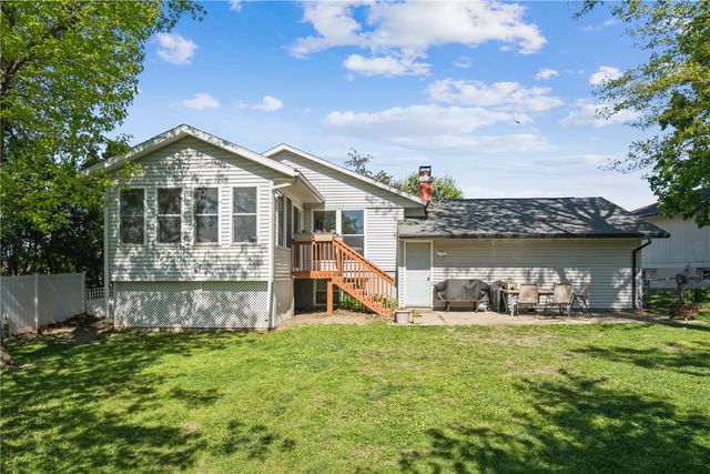 109 Sand Ln NW, Cedar Rapids, IA 52405