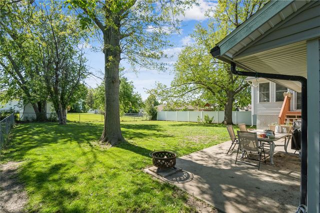 109 Sand Ln NW, Cedar Rapids, IA 52405