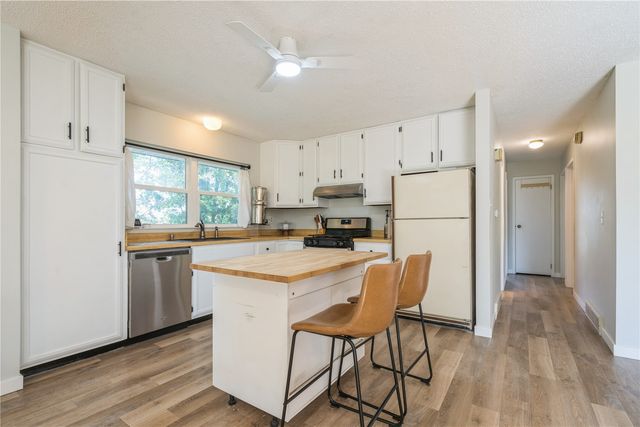 109 Sand Ln NW, Cedar Rapids, IA 52405
