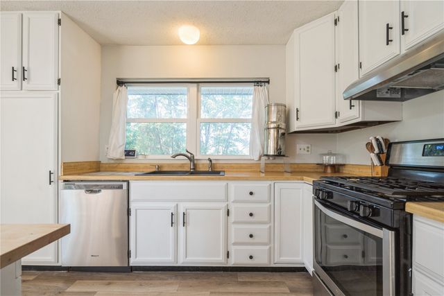 109 Sand Ln NW, Cedar Rapids, IA 52405