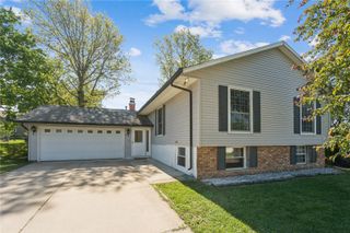 109 Sand Ln NW, Cedar Rapids, IA 52405