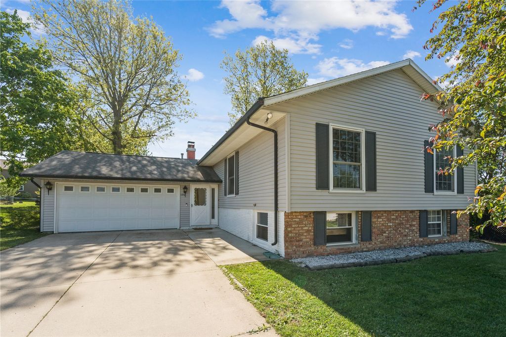 109 Sand Ln NW, Cedar Rapids, IA 52405