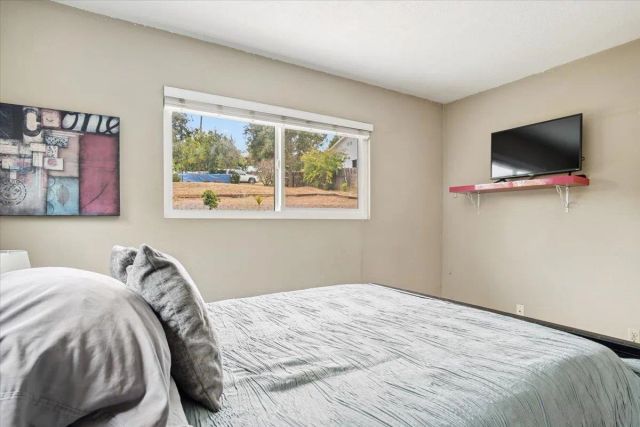 267 Hannalei Dr, Vista, CA 92083