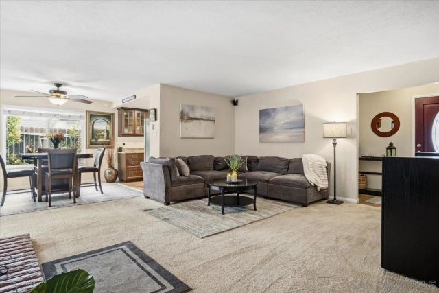 267 Hannalei Dr, Vista, CA 92083