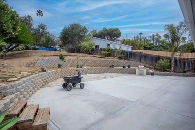 267 Hannalei Dr, Vista, CA 92083
