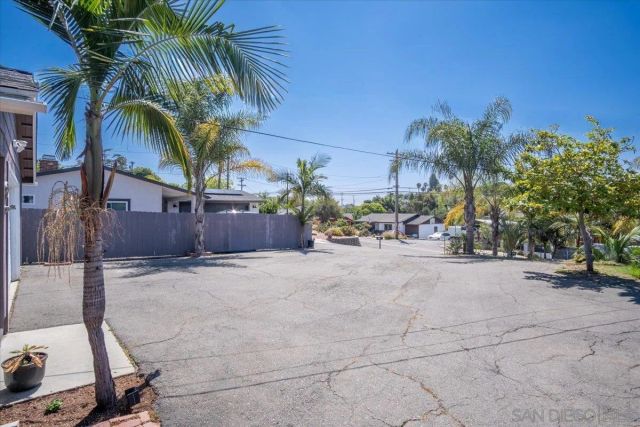 267 Hannalei Dr, Vista, CA 92083