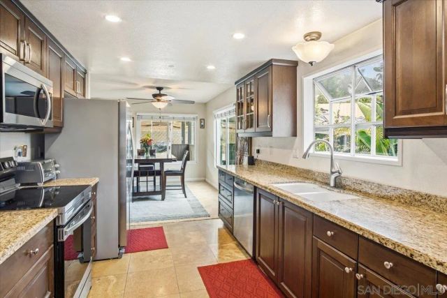 267 Hannalei Dr, Vista, CA 92083