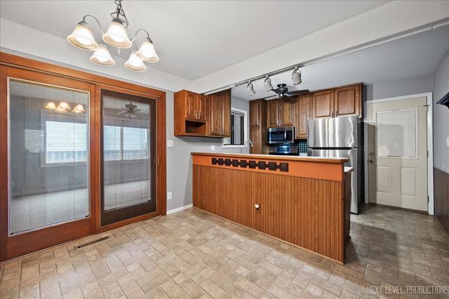 1009 Sutton Drive, Crystal Lake, IL 60014