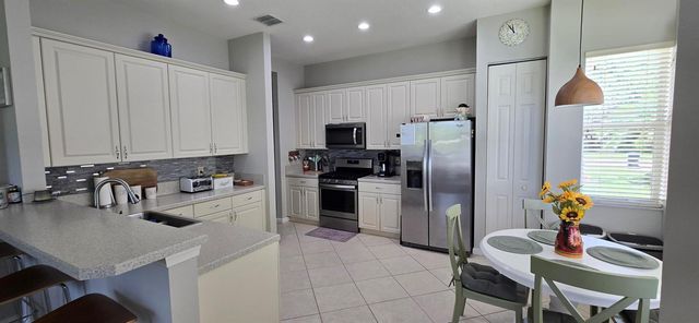 195 NW Willow Grove Avenue, Port St. Lucie, FL 34986