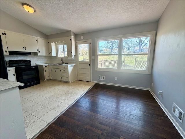 6937 NW Avalon Street, Kansas City, MO 64152