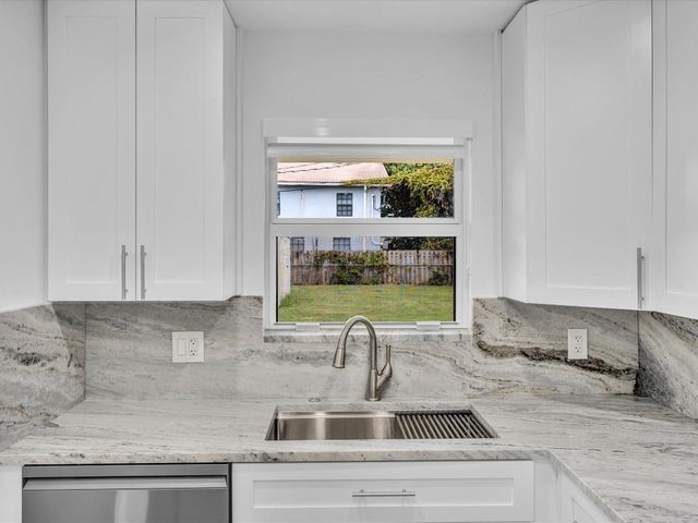 21 SE 11th Street, Dania Beach, FL 33004