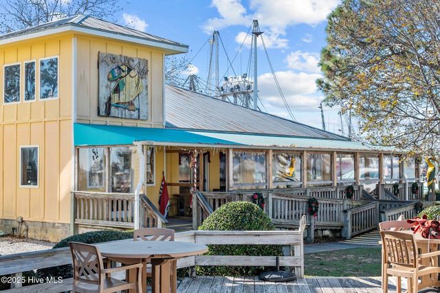 305 South Avenue # 33, Oriental, NC 28571