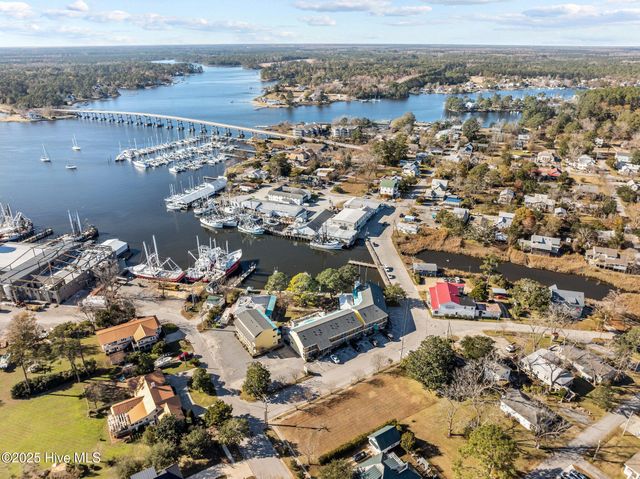 305 South Avenue # 33, Oriental, NC 28571