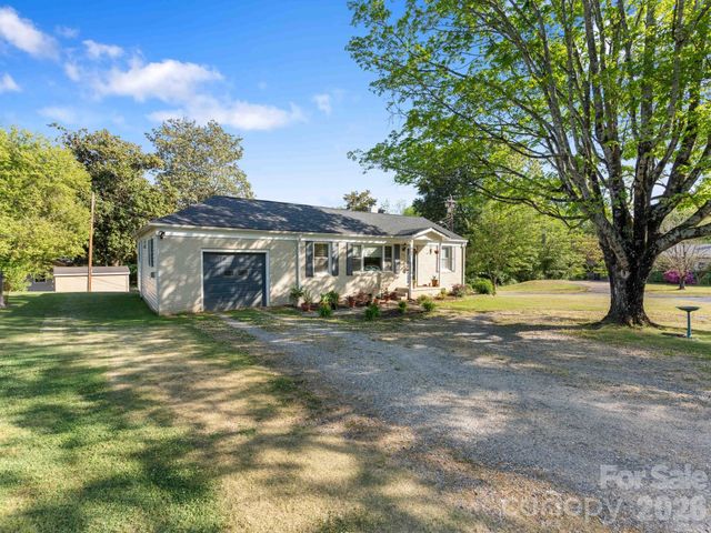 20 E Constance Street, Columbus, NC 28722