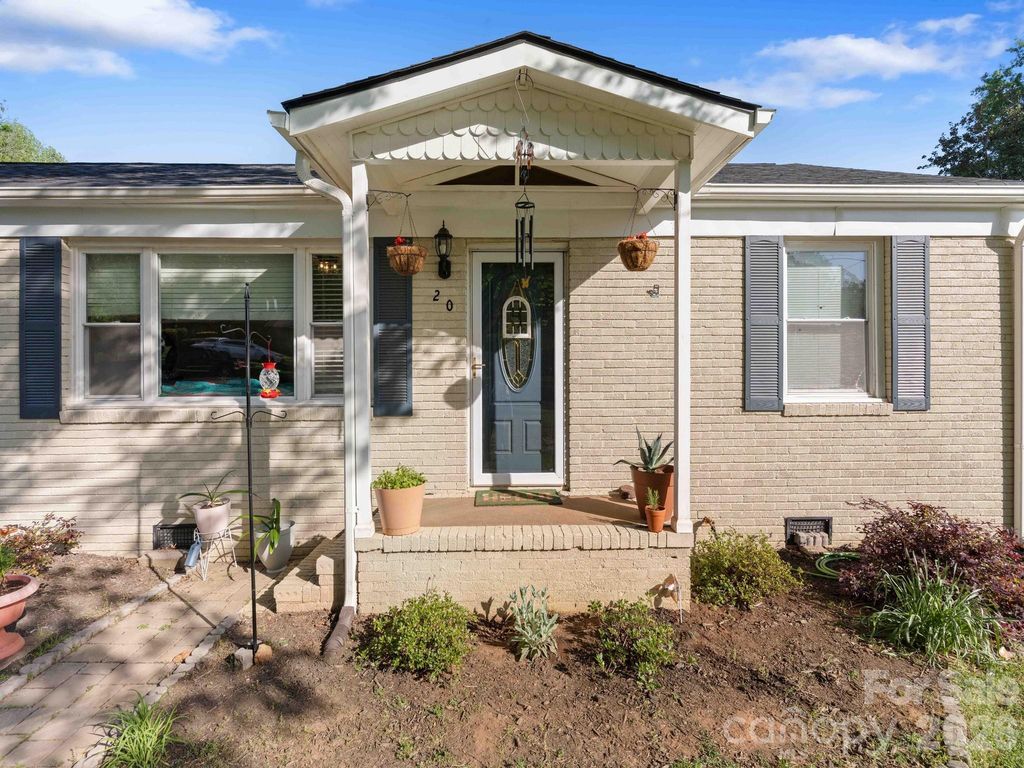 20 E Constance Street, Columbus, NC 28722