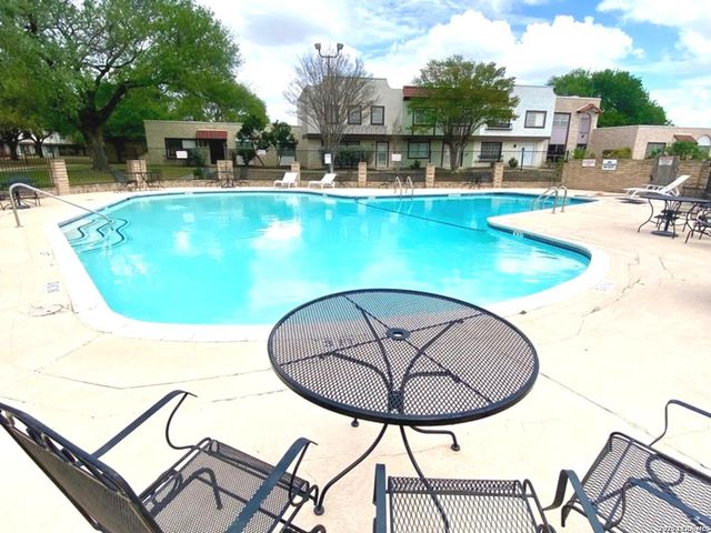 6810 CROWN RDG, San Antonio, TX 78239