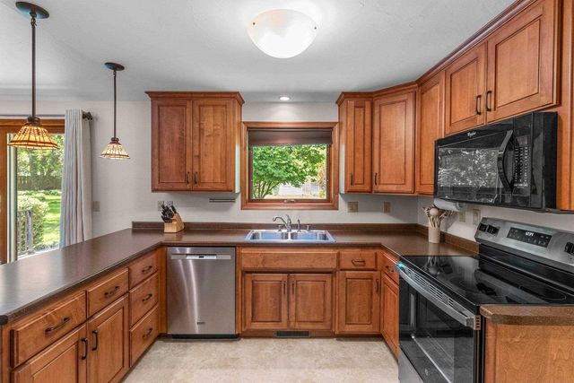 2254 LEDVINA CIRCLE, Green Bay, WI 54313