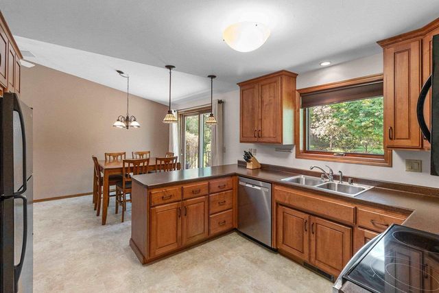 2254 LEDVINA CIRCLE, Green Bay, WI 54313