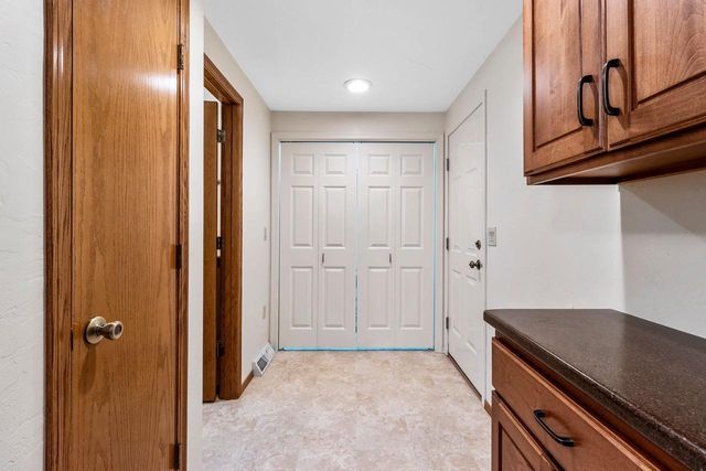2254 LEDVINA CIRCLE, Green Bay, WI 54313