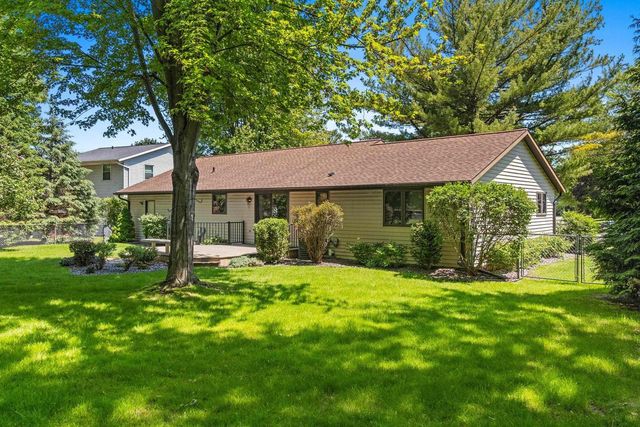 2254 LEDVINA CIRCLE, Green Bay, WI 54313