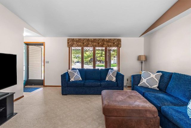 2254 LEDVINA CIRCLE, Green Bay, WI 54313