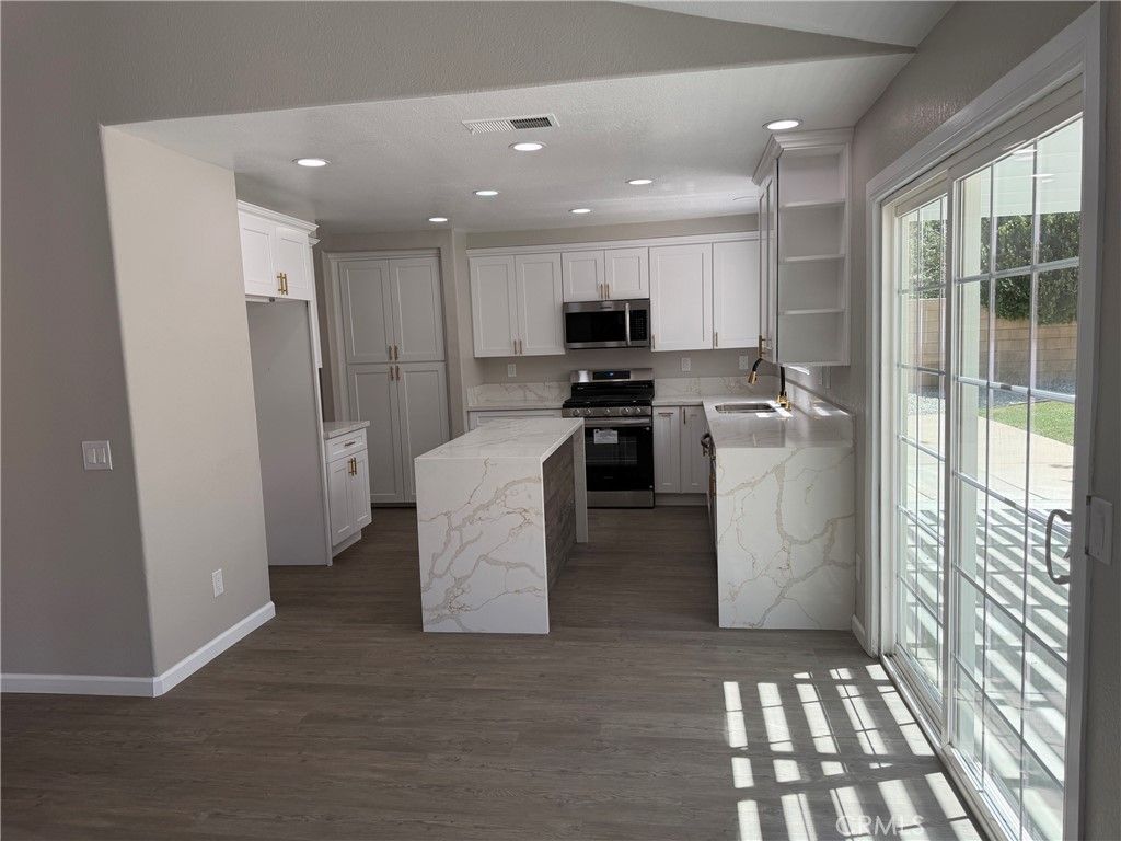 Image 5 of property listing at 40043 Tilbury Drive, Palmdale, CA 93551