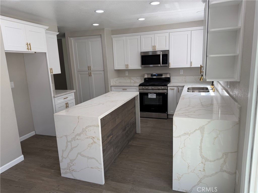 Image 6 of property listing at 40043 Tilbury Drive, Palmdale, CA 93551