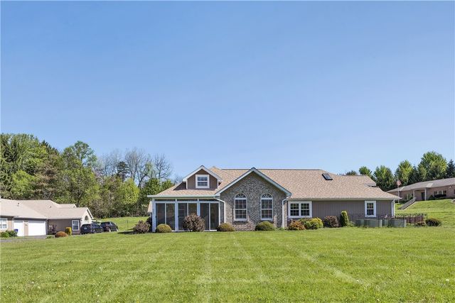 525 Kelly Blvd, Slippery Rock Boro, PA 16057