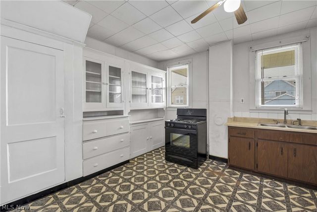 2815 Monroe Avenue, Cleveland, OH 44113