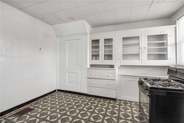 2815 Monroe Avenue, Cleveland, OH 44113