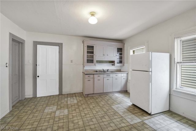 2815 Monroe Avenue, Cleveland, OH 44113