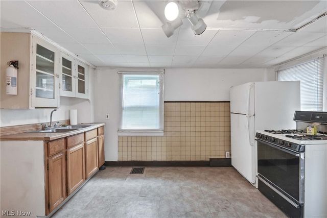 2815 Monroe Avenue, Cleveland, OH 44113