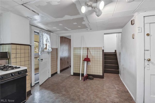 2815 Monroe Avenue, Cleveland, OH 44113