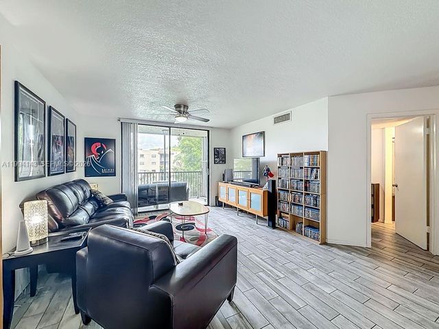 10401 W Broward Blvd 302, Plantation, FL 33324